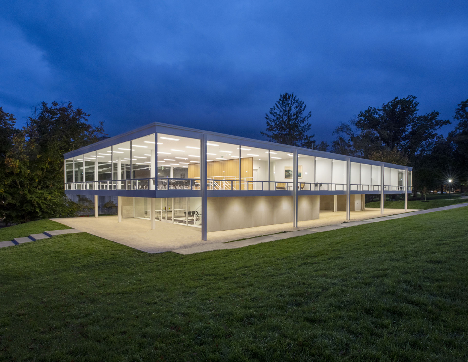 Inauguran un edificio diseñado por Mies van der Rohe